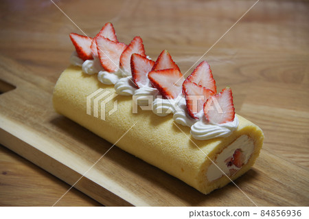 草莓卷蛋糕 84856936