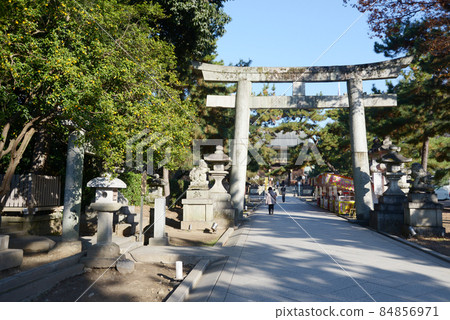 前往京都上京區的北野天滿宮鳥居 前往京都上京區的北野天滿宮鳥居 84856971