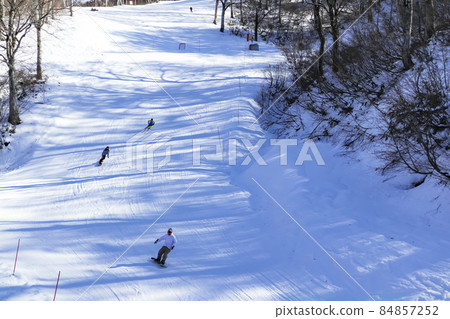 People who enjoy skiing for the first time at ski resorts [Nozawa Onsen Ski Resort, Nagano Prefecture] 84857252
