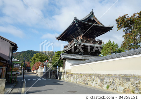 Autumn leaves of Seiryoji Temple on the outer wall Saga, Ukyo-ku, Kyoto 84858151