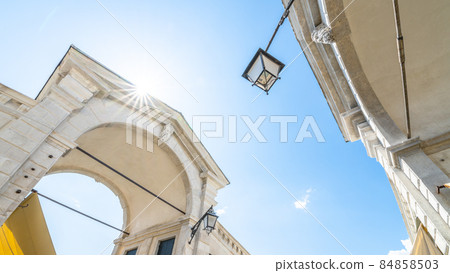 Detailed view of Rialto Bridge 84858503