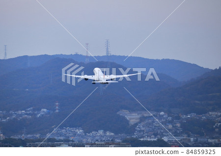大阪國際機場日航飛機起飛天空公園 大阪國際機場日航飛機起飛天空公園 84859325
