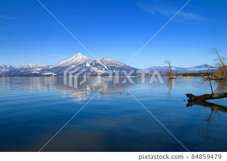 Mt. Bandai and Lake Inawashiro (Fukushima Prefecture, Inawashiro Town, Tenjinhama) 84859479