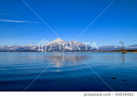 Mt. Bandai and Lake Inawashiro (Fukushima Prefecture, Inawashiro Town, Tenjinhama) Mt. Bandai and Lake Inawashiro (Fukushima Prefecture, Inawashiro Town, Tenjinhama) 84859482