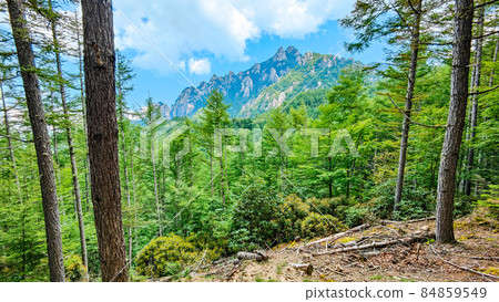 從山路上看到的水垣山 從山路上看到的水垣山 84859549