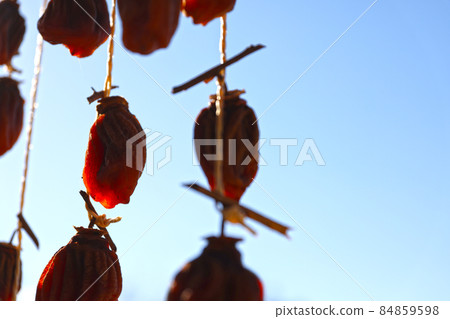 Dried persimmon hung under the eaves 84859598