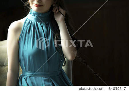 穿綠色裙子的女性 穿綠色裙子的女性 84859847