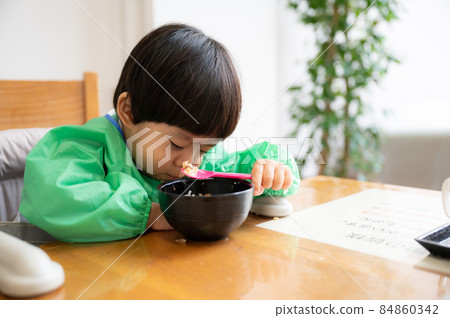 玩膩了吃米飯睡著的可愛小孩 84860342