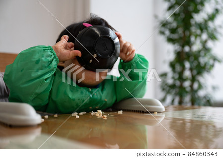 This is my ability! !! Toddler who drinks rice without leaving a drop 84860343