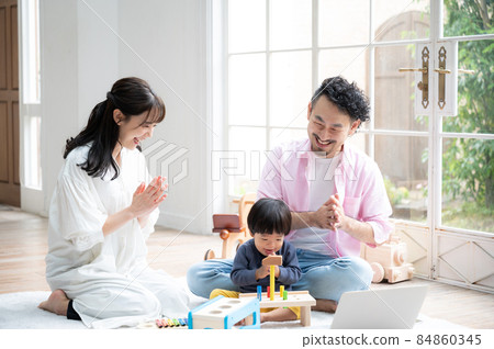 幸福家庭窗邊的畫像 84860345