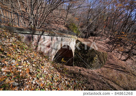 從群馬縣安中市信越線廢棄線路遺址的Apt Road遠足小路一側看到這座橋。 從群馬縣安中市信越線廢棄線路遺址的Apt Road遠足小路一側看到這座橋。 84861268