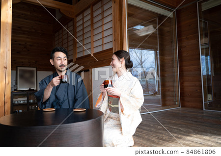 A beautiful Japanese couple who came to a hot spring inn that is easy to use as a banner material for travel such as Goto Travel. 84861806
