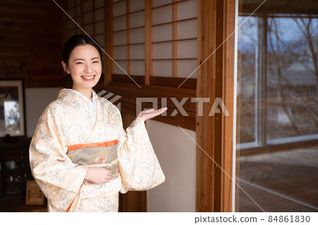 A Japanese woman who looks good in a beautiful kimono smiling at the camera 84861830