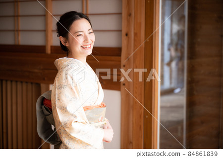 A Japanese woman who looks good in a beautiful smiling kimono 84861839