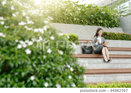 Businesswoman Videocalling Coworker Businesswoman Videocalling Coworker 84862567