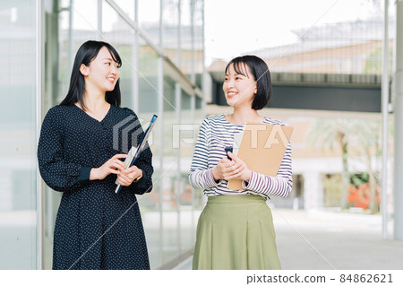 女大學生在校園裡聊天 84862621