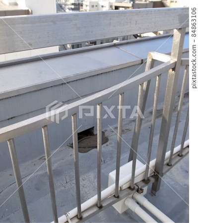 Drainage outlet on the roof of a building, clogging with garbage, corrosion, leaking rain, pool condition 84863106