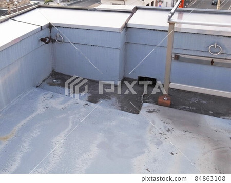 Drainage outlet on the roof of a building, clogging with garbage, corrosion, leaking rain, pool condition 84863108