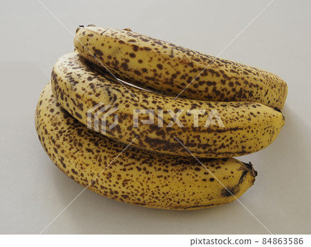 Ripe banana close-up Ripe banana close-up 84863586