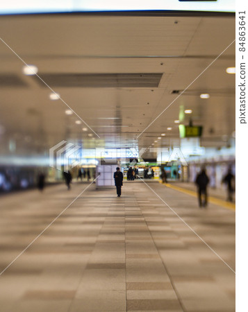 Early morning JR Shinjuku Station East-West Free Passage Early morning JR Shinjuku Station East-West Free Passage 84863641