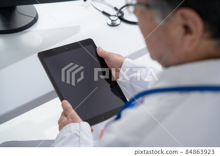 Medical image Doctor and patient face-to-face Medical image Doctor and patient face-to-face 84863923