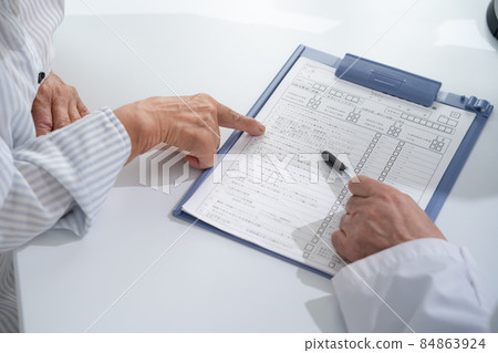 Medical image Doctor and patient face-to-face Medical image Doctor and patient face-to-face 84863924