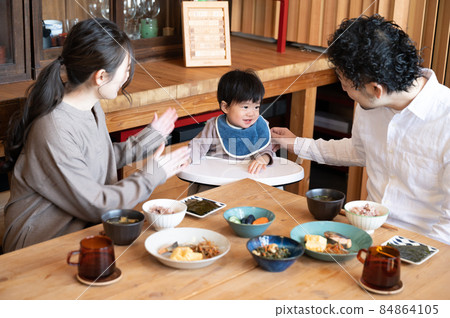 日本夫婦和嬰兒一起吃飯的家庭 84864105