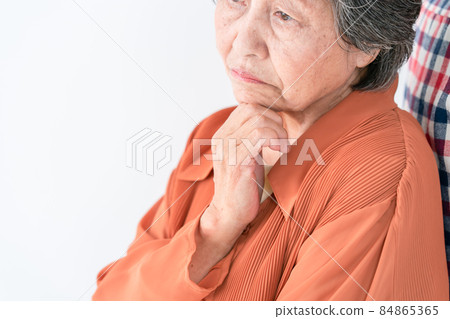 Senior thinking worried 84865365