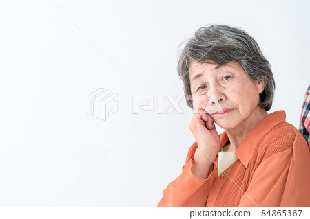 Senior thinking worried 84865367