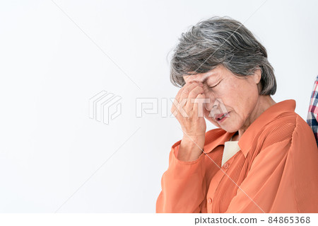 Senior thinking worried 84865368