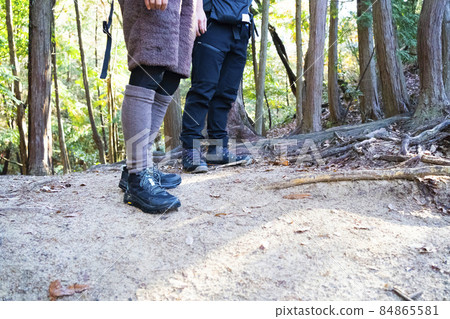 The feet of middle-aged men and women who enjoy mountain climbing 84865581