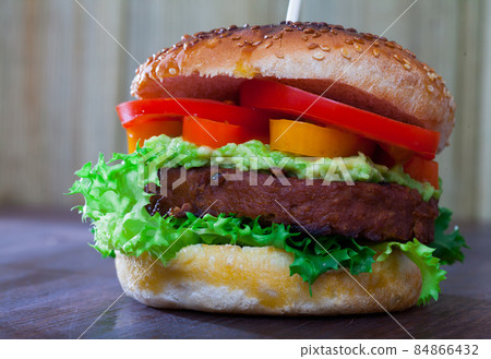 Vegetarian burger with vegetable patty 84866432