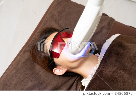 Female to whiten teeth Female to whiten teeth 84866873