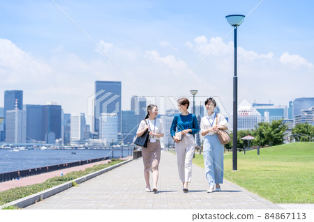 商務場景女性全身行走 商務場景女性全身行走 84867113