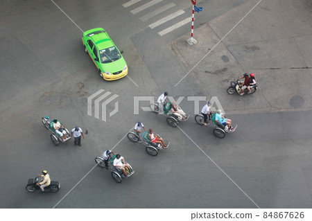 一群遊客在越南、胡志明市和自行車出租車環遊 84867626