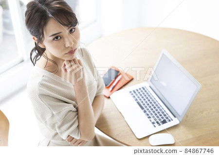 Young woman in trouble in front of a computer 84867746