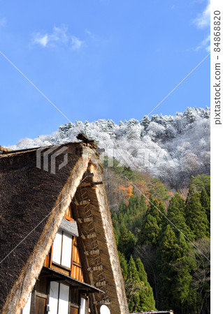 Shirakawa-go dyed in the first snow 84868820