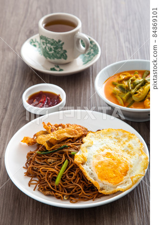 Stir-fried Chinese economic noodles. 84869101