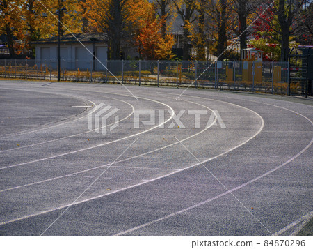 400m track in athletics stadium 84870296