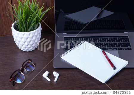 Working with a laptop computer with a connection to a webinar to view e-business, business concept Working with a laptop computer with a connection to a webinar to view e-business, business concept 84870531