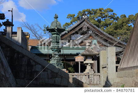 In front of the main gate of Kotohiragu Shrine, Kotohira Honkyo General Headquarters and Bronze Lantern 84870781