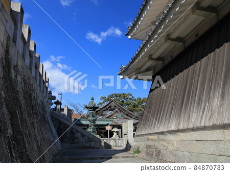 In front of the main gate of Kotohiragu Shrine, Kotohira-gu headquarters, bronze lanterns, and drum tower 84870783