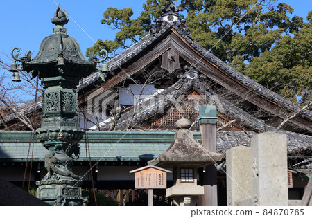 In front of the main gate of Kotohiragu Shrine, Kotohira Honkyo General Headquarters and Bronze Lantern 84870785