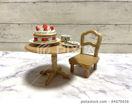 Eating a large whole cake alone 84870836