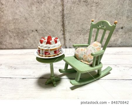 Eating a large whole cake alone 84870842