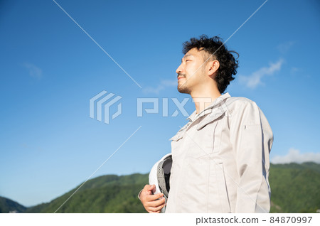 一個穿著工作服的男人抬頭看著“如果你想換工作到現場！”的形象 84870997