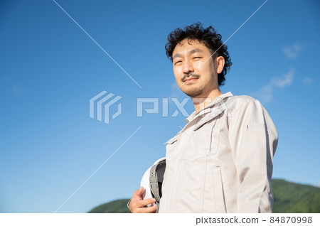 An image of a man in work clothes looking up at "If you want to change jobs to the site!" An image of a man in work clothes looking up at "If you want to change jobs to the site!" 84870998