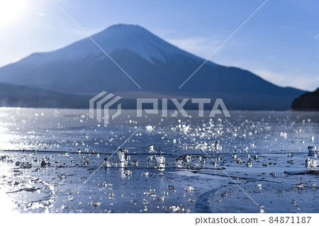 Mt. Fuji with a beautiful sky that is perfect for postcards and New Year's cards 84871187
