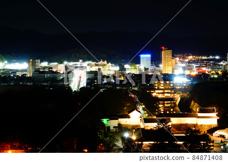 Night view of Hikone City [Night view from Hikone Castle to Ninomaru Sawaguchi Tamon Tower and Hikone Station] 84871408
