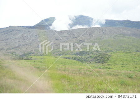 冒著白煙的阿蘇山 冒著白煙的阿蘇山 84872171